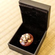 画像をギャラリービューアに読み込む, 帯留 小豆色 パール ビーズ 単品 キラキラ可愛いストーンの帯留め♪ 小紋や洒落着と合わせてカジュアルシーンやパーティに プレゼントにも◎