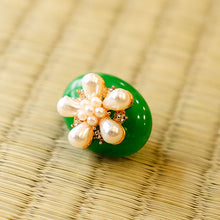 画像をギャラリービューアに読み込む, 帯留 グリーン パール 花 単品 キラキラ可愛いストーンの帯留め♪ 小紋や洒落着と合わせてカジュアルシーンやパーティに プレゼントにも◎