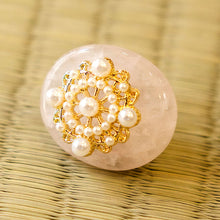 画像をギャラリービューアに読み込む, 帯留 淡いピンク パール 花レース 単品 キラキラ可愛いストーンの帯留め♪ 小紋や洒落着と合わせてカジュアルシーンやパーティに プレゼントにも◎
