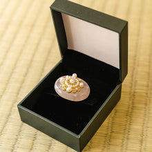 画像をギャラリービューアに読み込む, 帯留 淡いピンク パール 花レース 単品 キラキラ可愛いストーンの帯留め♪ 小紋や洒落着と合わせてカジュアルシーンやパーティに プレゼントにも◎