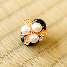 画像をギャラリービューアに読み込む, 帯留 青緑 パール 花 単品 キラキラ可愛いストーンの帯留め♪ 小紋や洒落着と合わせてカジュアルシーンやパーティに プレゼントにも◎