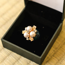 画像をギャラリービューアに読み込む, 帯留 青緑 パール 花 単品 キラキラ可愛いストーンの帯留め♪ 小紋や洒落着と合わせてカジュアルシーンやパーティに プレゼントにも◎