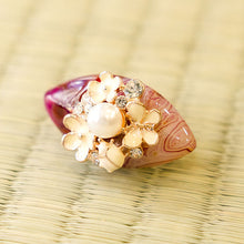 画像をギャラリービューアに読み込む, 帯留 赤紫 花 パール 単品 キラキラ可愛いストーンの帯留め♪ 小紋や洒落着と合わせてカジュアルシーンやパーティに プレゼントにも◎