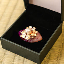 画像をギャラリービューアに読み込む, 帯留 赤紫 花 パール 単品 キラキラ可愛いストーンの帯留め♪ 小紋や洒落着と合わせてカジュアルシーンやパーティに プレゼントにも◎