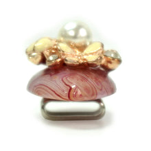 画像をギャラリービューアに読み込む, 帯留 赤紫 花 パール 単品 キラキラ可愛いストーンの帯留め♪ 小紋や洒落着と合わせてカジュアルシーンやパーティに プレゼントにも◎