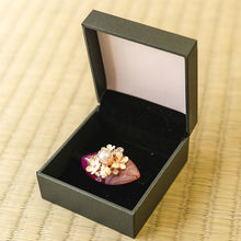 画像をギャラリービューアに読み込む, 帯留 赤紫 花 パール 単品 キラキラ可愛いストーンの帯留め♪ 小紋や洒落着と合わせてカジュアルシーンやパーティに プレゼントにも◎