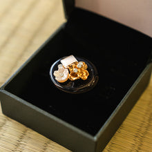 画像をギャラリービューアに読み込む, 帯留 黒 花 ゴールド 単品 キラキラ可愛いストーンの帯留め♪ 小紋や洒落着と合わせてカジュアルシーンやパーティに プレゼントにも◎