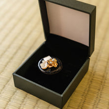 画像をギャラリービューアに読み込む, 帯留 黒 花 ゴールド 単品 キラキラ可愛いストーンの帯留め♪ 小紋や洒落着と合わせてカジュアルシーンやパーティに プレゼントにも◎