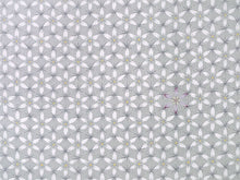 画像をギャラリービューアに読み込む, 洗える着物 小紋 反物 東レシルック フルオーダー仕立て付 グレー 亀甲 花 大久保信子流きもの ぴったり自分サイズにお仕立てで着姿きれい 袷も単衣もオールシーズン対応