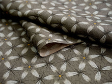 画像をギャラリービューアに読み込む, 洗える着物 小紋 反物 東レシルック フルオーダー仕立て付 カーキ グリーン 亀甲 花 大久保信子流きもの ぴったり自分サイズにお仕立てで着姿きれい 袷も単衣もオールシーズン対応
