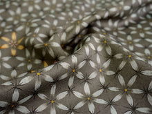 画像をギャラリービューアに読み込む, 洗える着物 小紋 反物 東レシルック フルオーダー仕立て付 カーキ グリーン 亀甲 花 大久保信子流きもの ぴったり自分サイズにお仕立てで着姿きれい 袷も単衣もオールシーズン対応