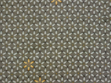 画像をギャラリービューアに読み込む, 洗える着物 小紋 反物 東レシルック フルオーダー仕立て付 カーキ グリーン 亀甲 花 大久保信子流きもの ぴったり自分サイズにお仕立てで着姿きれい 袷も単衣もオールシーズン対応