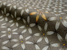 画像をギャラリービューアに読み込む, 洗える着物 小紋 反物 東レシルック フルオーダー仕立て付 カーキ グリーン 亀甲 花 大久保信子流きもの ぴったり自分サイズにお仕立てで着姿きれい 袷も単衣もオールシーズン対応