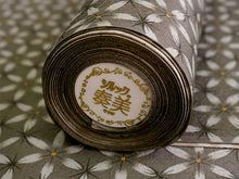 画像をギャラリービューアに読み込む, 洗える着物 小紋 反物 東レシルック フルオーダー仕立て付 カーキ グリーン 亀甲 花 大久保信子流きもの ぴったり自分サイズにお仕立てで着姿きれい 袷も単衣もオールシーズン対応