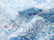 画像をギャラリービューアに読み込む, 洗える着物 小紋 反物 東レシルック フルオーダー仕立て付 ホワイト ブルー 草花 美しいキモノ掲載 ぴったり自分サイズにお仕立てで着姿きれい 袷も単衣もオールシーズン対応