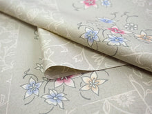 画像をギャラリービューアに読み込む, 洗える着物 小紋 反物 東レシルック フルオーダー仕立て付 モスグレー 裂取り 花 美しいキモノ掲載 ぴったり自分サイズにお仕立てで着姿きれい 袷も単衣もオールシーズン対応