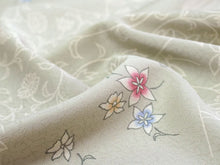 画像をギャラリービューアに読み込む, 洗える着物 小紋 反物 東レシルック フルオーダー仕立て付 モスグレー 裂取り 花 美しいキモノ掲載 ぴったり自分サイズにお仕立てで着姿きれい 袷も単衣もオールシーズン対応