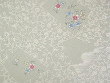 画像をギャラリービューアに読み込む, 洗える着物 小紋 反物 東レシルック フルオーダー仕立て付 モスグレー 裂取り 花 美しいキモノ掲載 ぴったり自分サイズにお仕立てで着姿きれい 袷も単衣もオールシーズン対応