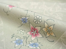 画像をギャラリービューアに読み込む, 洗える着物 小紋 反物 東レシルック フルオーダー仕立て付 モスグレー 裂取り 花 美しいキモノ掲載 ぴったり自分サイズにお仕立てで着姿きれい 袷も単衣もオールシーズン対応