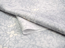 画像をギャラリービューアに読み込む, 洗える着物 小紋 反物 東レシルック フルオーダー仕立て付 ライトグレー リーフ 美しいキモノ掲載 ぴったり自分サイズにお仕立てで着姿きれい 袷も単衣もオールシーズン対応