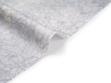 画像をギャラリービューアに読み込む, 洗える着物 小紋 反物 東レシルック フルオーダー仕立て付 ライトグレー リーフ 美しいキモノ掲載 ぴったり自分サイズにお仕立てで着姿きれい 袷も単衣もオールシーズン対応