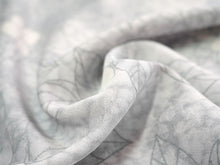 画像をギャラリービューアに読み込む, 洗える着物 小紋 反物 東レシルック フルオーダー仕立て付 ライトグレー リーフ 美しいキモノ掲載 ぴったり自分サイズにお仕立てで着姿きれい 袷も単衣もオールシーズン対応