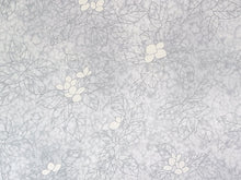 画像をギャラリービューアに読み込む, 洗える着物 小紋 反物 東レシルック フルオーダー仕立て付 ライトグレー リーフ 美しいキモノ掲載 ぴったり自分サイズにお仕立てで着姿きれい 袷も単衣もオールシーズン対応