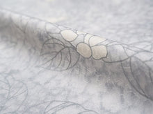 画像をギャラリービューアに読み込む, 洗える着物 小紋 反物 東レシルック フルオーダー仕立て付 ライトグレー リーフ 美しいキモノ掲載 ぴったり自分サイズにお仕立てで着姿きれい 袷も単衣もオールシーズン対応