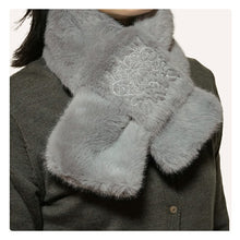 画像をギャラリービューアに読み込む, エコファー刺繍ティペット 全3色 アイボリー グレー モカ 着脱簡単なフェイクファーのマフラー 刺繍入りで首元を華やかに 洗えるポリエステル