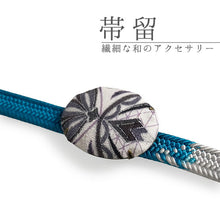 画像をギャラリービューアに読み込む, 帯留 絹 白地 ブラック オリエンタル柄 オーバル 絹帯地で作ったくるみボタン風の素朴かわいい帯どめ 四分紐にも通せる大きめサイズ