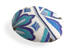 画像をギャラリービューアに読み込む, 帯留 絹 白地 ブルー オリエンタル柄 オーバル 絹帯地で作ったくるみボタン風の素朴かわいい帯どめ 四分紐にも通せる大きめサイズ