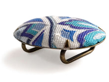 画像をギャラリービューアに読み込む, 帯留 絹 白地 ブルー オリエンタル柄 オーバル 絹帯地で作ったくるみボタン風の素朴かわいい帯どめ 四分紐にも通せる大きめサイズ