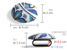 画像をギャラリービューアに読み込む, 帯留 絹 白地 ブルー オリエンタル柄 オーバル 絹帯地で作ったくるみボタン風の素朴かわいい帯どめ 四分紐にも通せる大きめサイズ