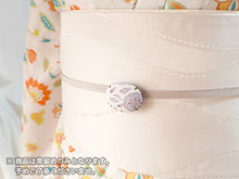 画像をギャラリービューアに読み込む, 帯留 絹 白地 パープル オリエンタル柄 オーバル 絹帯地で作ったくるみボタン風の素朴かわいい帯どめ 四分紐にも通せる大きめサイズ