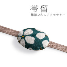 画像をギャラリービューアに読み込む, 帯留 絹 グリーン さくら ラメ オーバル 絹帯地で作ったくるみボタン風の素朴かわいい帯どめ 四分紐にも通せる大きめサイズ