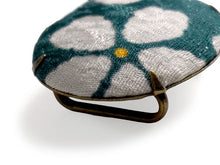 画像をギャラリービューアに読み込む, 帯留 絹 グリーン さくら ラメ オーバル 絹帯地で作ったくるみボタン風の素朴かわいい帯どめ 四分紐にも通せる大きめサイズ