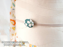 画像をギャラリービューアに読み込む, 帯留 絹 グリーン さくら ラメ オーバル 絹帯地で作ったくるみボタン風の素朴かわいい帯どめ 四分紐にも通せる大きめサイズ