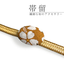 画像をギャラリービューアに読み込む, 帯留 絹 金茶 さくら ラメ オーバル 絹帯地で作ったくるみボタン風の素朴かわいい帯どめ 四分紐にも通せる大きめサイズ