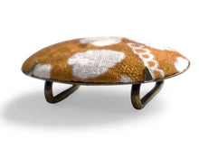 画像をギャラリービューアに読み込む, 帯留 絹 金茶 さくら ラメ オーバル 絹帯地で作ったくるみボタン風の素朴かわいい帯どめ 四分紐にも通せる大きめサイズ