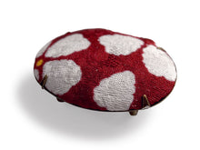 画像をギャラリービューアに読み込む, 帯留 絹 レッド さくら ラメ オーバル 絹帯地で作ったくるみボタン風の素朴かわいい帯どめ 四分紐にも通せる大きめサイズ