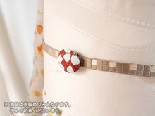 画像をギャラリービューアに読み込む, 帯留 絹 レッド さくら ラメ オーバル 絹帯地で作ったくるみボタン風の素朴かわいい帯どめ 四分紐にも通せる大きめサイズ