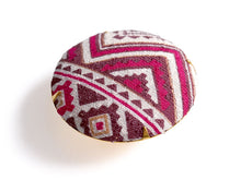 画像をギャラリービューアに読み込む, 帯留 絹 白地 ピンク 幾何学 ラウンド 絹帯地で作ったくるみボタン風の素朴かわいい帯どめ 四分紐にも通せる大きめサイズ