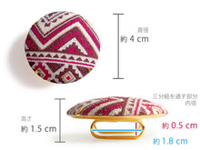 画像をギャラリービューアに読み込む, 帯留 絹 白地 ピンク 幾何学 ラウンド 絹帯地で作ったくるみボタン風の素朴かわいい帯どめ 四分紐にも通せる大きめサイズ