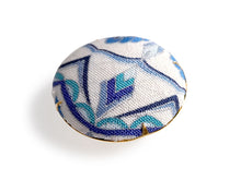 画像をギャラリービューアに読み込む, 帯留 絹 白地 ブルー オリエンタル柄 ラウンド 絹帯地で作ったくるみボタン風の素朴かわいい帯どめ 四分紐にも通せる大きめサイズ