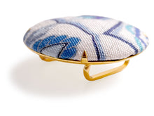 画像をギャラリービューアに読み込む, 帯留 絹 白地 ブルー オリエンタル柄 ラウンド 絹帯地で作ったくるみボタン風の素朴かわいい帯どめ 四分紐にも通せる大きめサイズ