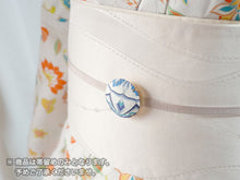 画像をギャラリービューアに読み込む, 帯留 絹 白地 ブルー オリエンタル柄 ラウンド 絹帯地で作ったくるみボタン風の素朴かわいい帯どめ 四分紐にも通せる大きめサイズ