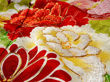 画像をギャラリービューアに読み込む, 【中古】振袖 正絹 美品 グリーン 牡丹 菊 桜 刺繍 成人式や卒業式に、晴れやかな正絹の振袖をお得な中古で。 自分だけの晴れ姿