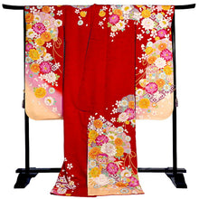 画像をギャラリービューアに読み込む, 【中古】振袖 正絹 美品 レッド 桜 扇 菊 貝桶 刺繍 成人式や卒業式に、晴れやかな正絹の振袖をお得な中古で。 自分だけの晴れ姿