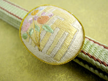 画像をギャラリービューアに読み込む, 送料無料 帯締め 帯留 セット パステル黄緑地紅紅白ライン柄帯締め+黒クリーム地橘に七宝源氏香柄帯留め セール対象外