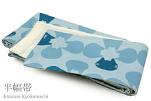 画像をギャラリービューアに読み込む, 【洗える半幅帯 リバーシブル】水色地ネコとクローバ柄 彩陽織 帯単品 四寸 半巾 小袋 女性 レディース 和装 着物 obi カジュアル【ksウク】